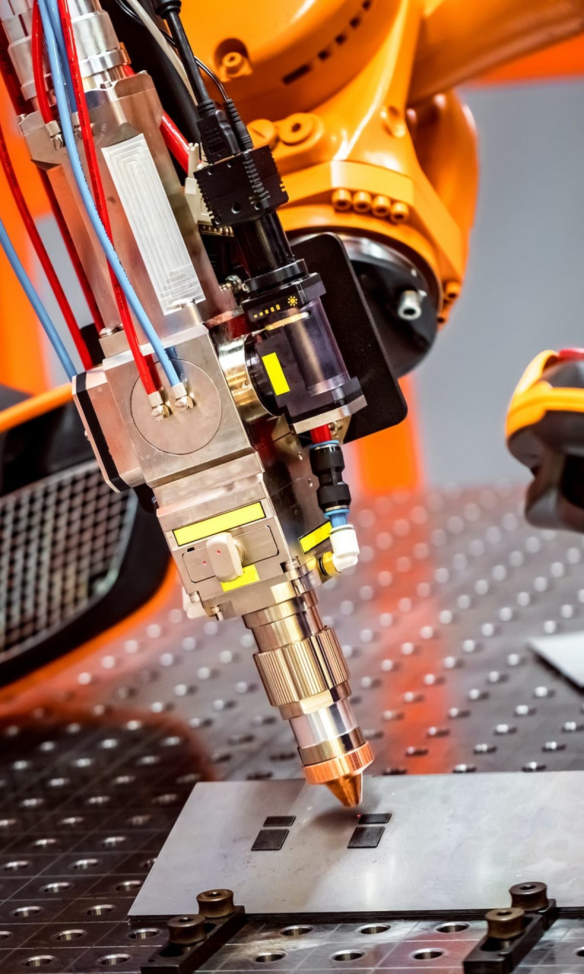 fibre-laser-robotic-remote-cutting-system-1.jpg